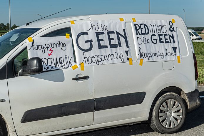 Zelfs de auto’s van de buurtbewoners dragen een duidelijke boodschap.