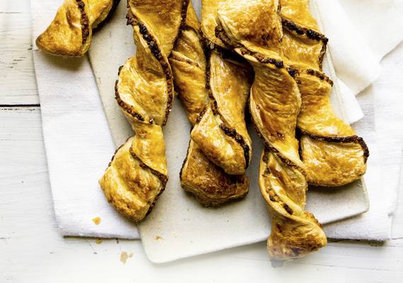 Snelle bladerdeegstengels met pistachevulling