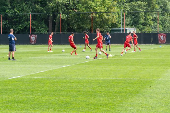 De selectie van FC Twente in Hengelo aan het werk.