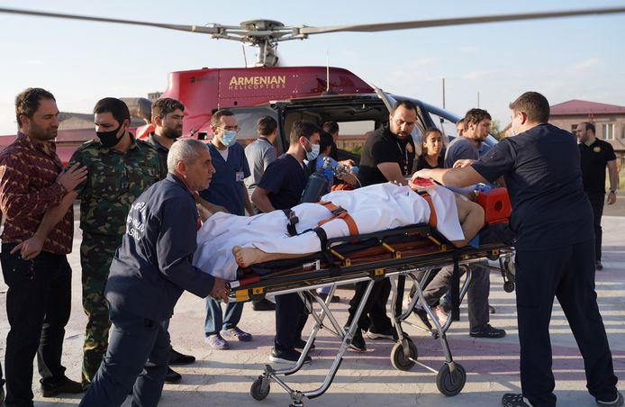 Een gewonde Armeense soldaat wordt met een helikopter weggebracht.