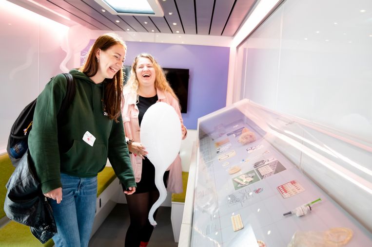 Studenten nemen een kijkje in de anticonceptie-camper tijdens de introductieweek voor studenten in Leiden.  Beeld BART MAAT / ANP
