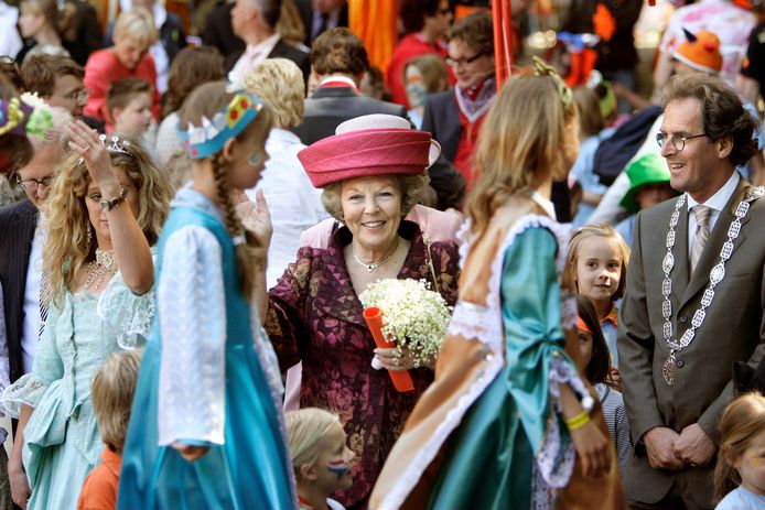 Koningin Beatrix kijkt naar een modeshow met kinderen die "koninklijke kleding" tonen. Rechts burgemeester Rombouts van Den Bosch.