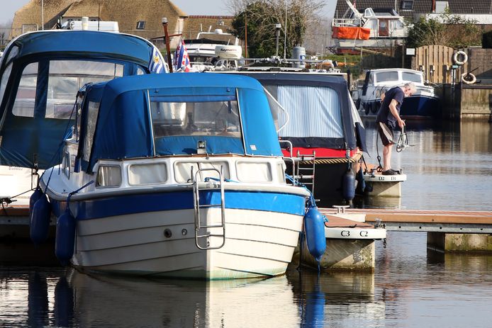 Lage Zwaluwe –  Lentezon in de jachthaven.