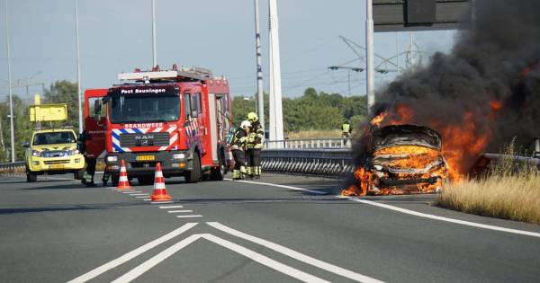 Auto vliegt tijdens rijden spontaan in brand, bestuurder ongedeerd