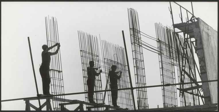 Betonvlechters werken aan een ­Bijlmerflat in aanbouw, ca. 1967. 
 Beeld Nationaal Archief/Ron Kroon