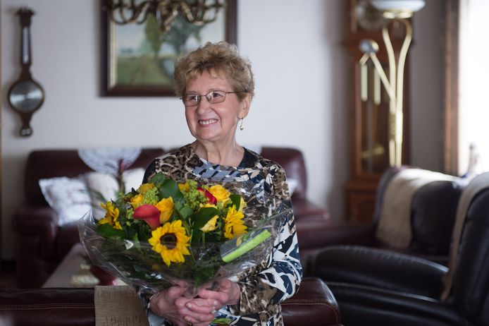 Hilda Goelen, zo fier als een gieter nadat ze bloemen kreeg van burgemeester Horemans.
