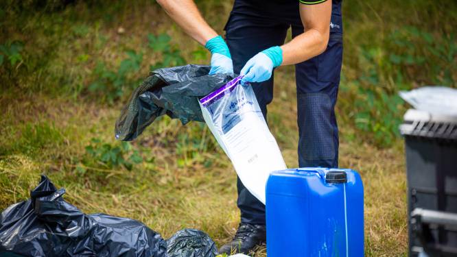 Jerrycans met vermoedelijk drugsafval gevonden in bossen bij Heerde en Epe