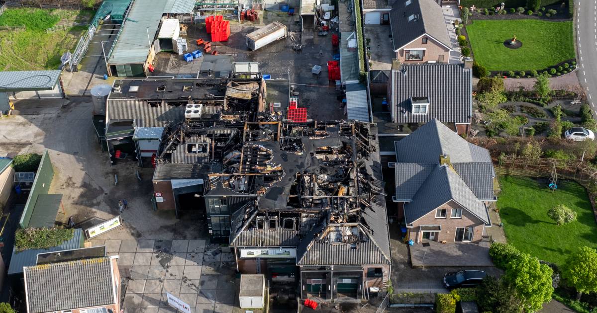 Knap staaltje werk van brandweer: huizen pal naast uitgebrande slachterij behoed voor vuurzee