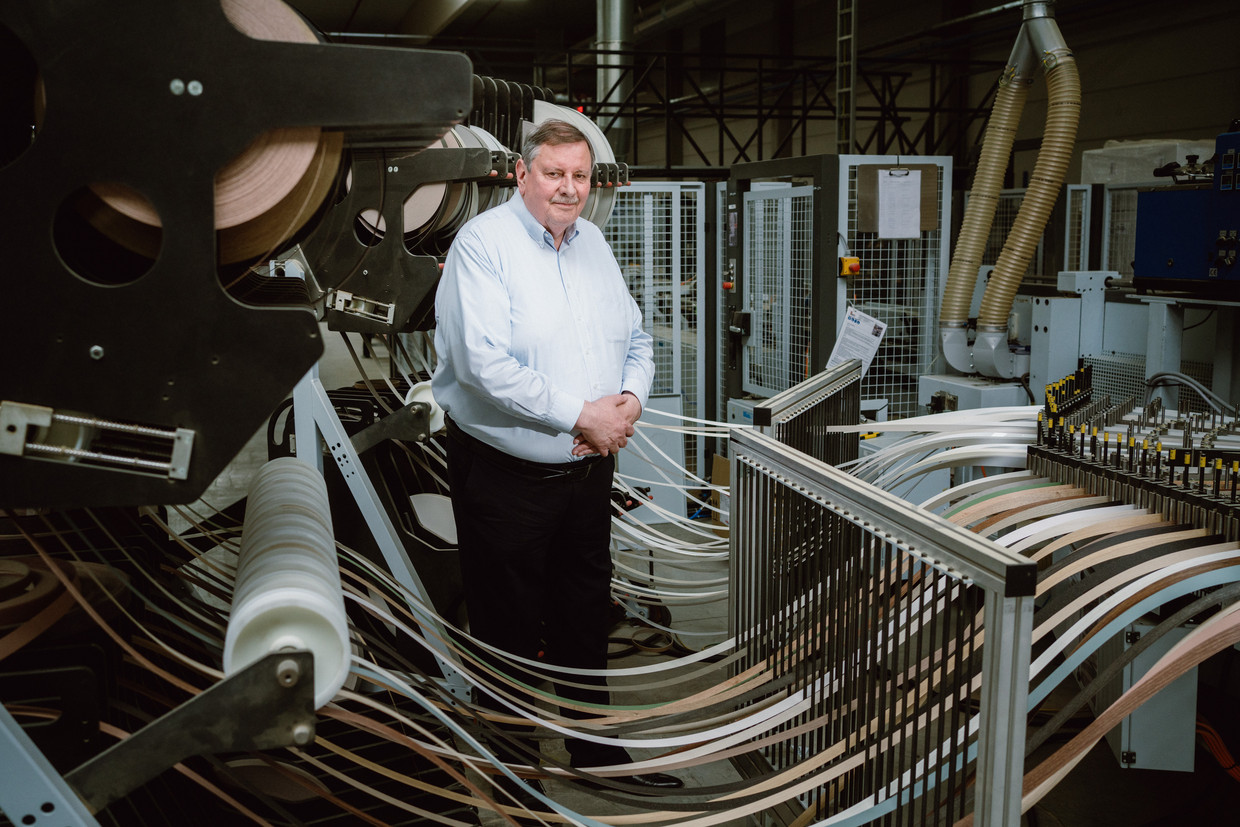 Donald Muylle: 'Ik ben en blijf een meubelmaker, maar dan met een modern machinepark. Ik weet hoe alles gemaakt wordt en dat boeit mij veel meer dan het commerciële of de administratie.' Beeld Wouter Van Vooren