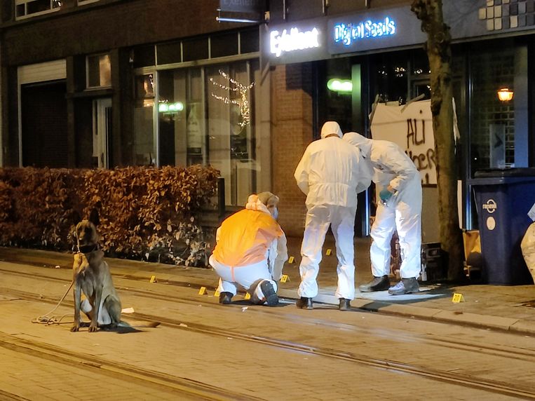 De Antwerpse politie vermoedt dat een brandbaar voorwerp naar een woning gegooid werd. Beeld Jasper van der Schoot