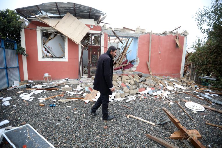 Een man meet de schade op: zijn huis is totaal in puin nadat gewapende troepen van Azerbeidjan en Armenië een oorlog uitvochten over het gebied Nagorno-Karabach. 
 Beeld EPA