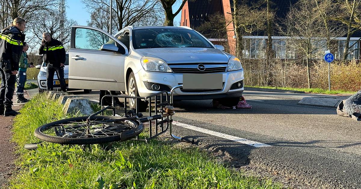 Fietser raakt ernstig gewond na botsing met auto in Ede.