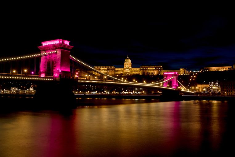 De Kettingbrug over de Donau, in Boedapest, kleurt roze om de Giro te promoten. Beeld EPA