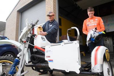 Cor (57) en Lars (23) crossen in Made: ‘Bij ons stroomt geen bloed maar olie door de aderen’