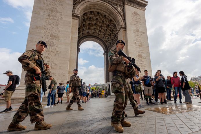 Franse soldaten beveiligen de buurt van de Arc de Triomphe in Parijs.
