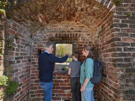 Ook buitenlandse bezoekers vergapen zich aan dit eeuwenoude stukje Zutphen: ‘Je voelt hier echt de geschiedenis’