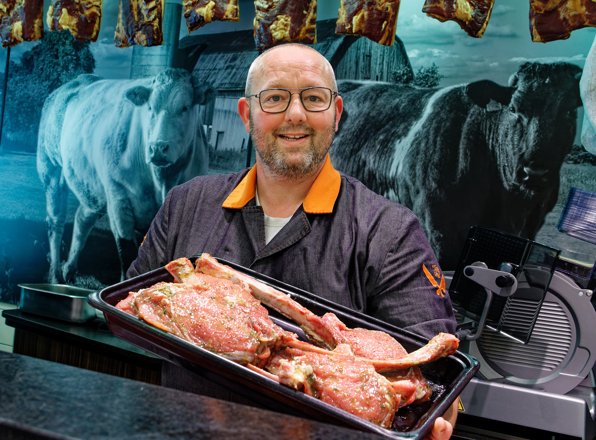 Slager Dennis krijgt lof en kritiek op zijn show waarbij hij live een varken aan stukken hakt