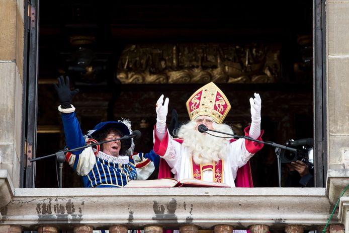 Sinterklaas en Zwarte Piet tijdens hun speech.