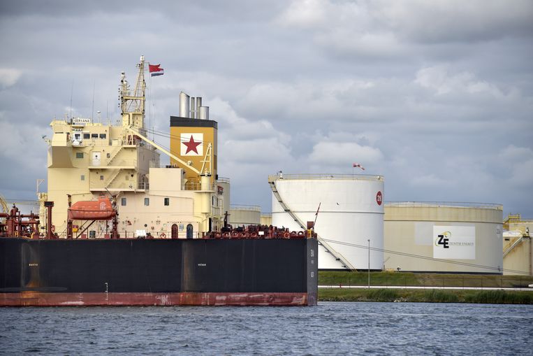 Opslagtanks voor brandstof, benzine en diesel in Amsterdam Westpoort. De Amsterdamse tankopslagbedrijven Zenith en Exolum stapten naar de rechter voor een kort geding tegen de Nederlandse staat. Beeld ANP