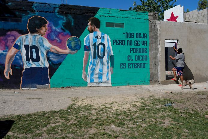 Dit kunstwerk is gemaakt in 'Fiorito', de buurt in Buenos Aires waar Maradona is geboren. De tekst luist: ,,Hij verlaat ons maar hij gaat niet weg, want Diego is eeuwig.
