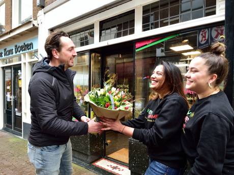 Sandhya overspoeld met bloemen en kaartjes nu haar geliefde restaurant eíndelijk weer open is: ‘Het is overweldigend’