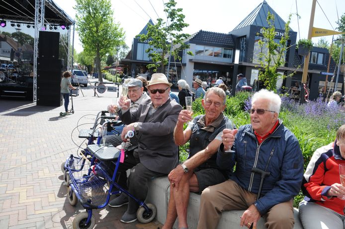 Cees van den Boogaart (met hoed) proost met zijn dorpsgenoten Anton de Blonde (l), Gerrit Verboom en Sjaak Lemsom (vlnr) op het vernieuwde centrum van Renesse.