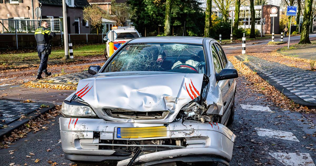Automobilist gewond bij botsing met stadsbus in Tilburg.