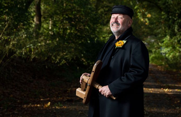 Klepperderk Wim Hofman in vol ornaat, de Hellendoornse dorpsomroeper houdt er mee op.