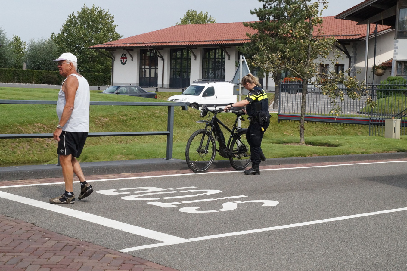 Elektrische Mountainbike Botst Tegen Stilstaande Vrachtwagen Voor 