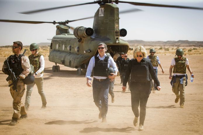 Voormalig Defensieminister Hennis op bezoek bij de militairen in Mali