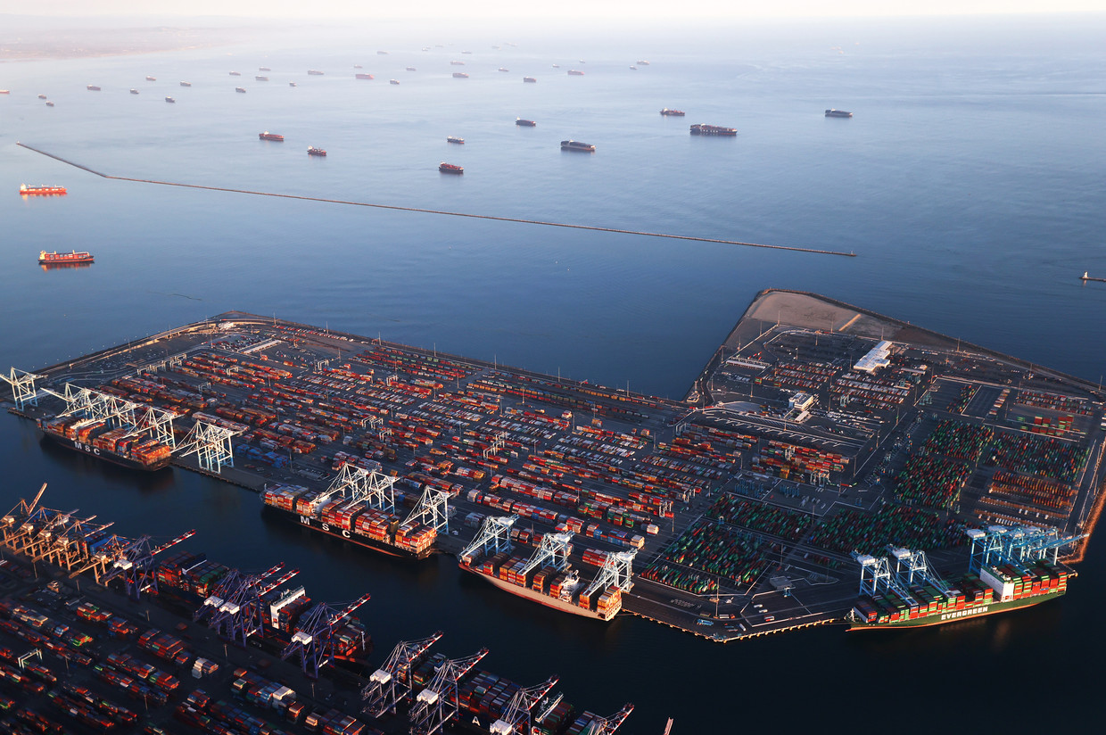 Luchtfoto van de aangemeerde containerschepen in de haven Los Angeles die 20 september liggen te wachten tot ze hun lading kunnen afgeven. Door de wereldwijde hoge vraag zijn lange wachttijden ontstaan. Beeld Mario Tama / Getty Images