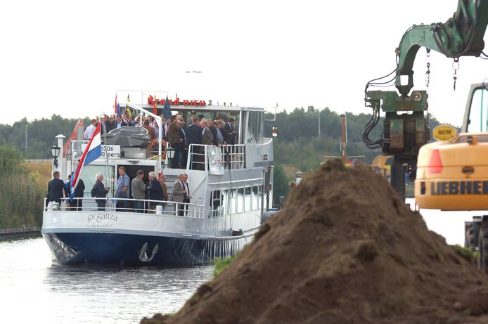 In september 2011 zijn bestuurders en projectleider blij, het project Almelo - de Haandrik begint. Ze proosten op het project tijdens een vaartocht over het kanaal.