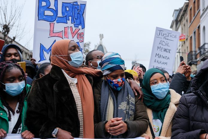 Familieleden van Ibrahima rouwen om zijn dood.