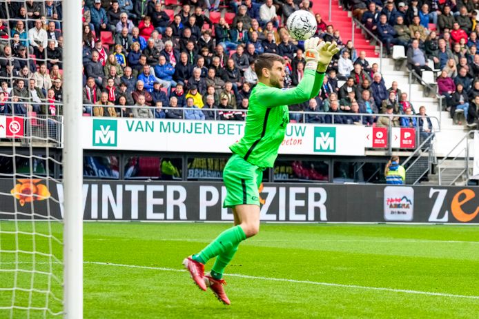 FC Utrecht-keeper Maarten Paes gaat op pijnlijke wijze de mist in.