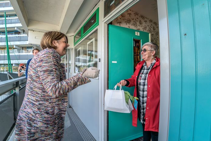 Bij een eerdere actie van studenten in Delft om ouderen een verrassing te bezorgen, deed burgemeester Marja van Bijsterveldt ook even mee met de bezorging.