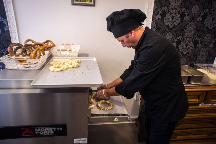 Les bretzels sont préparés devant nos yeux par l'artisan boulange Daniel.