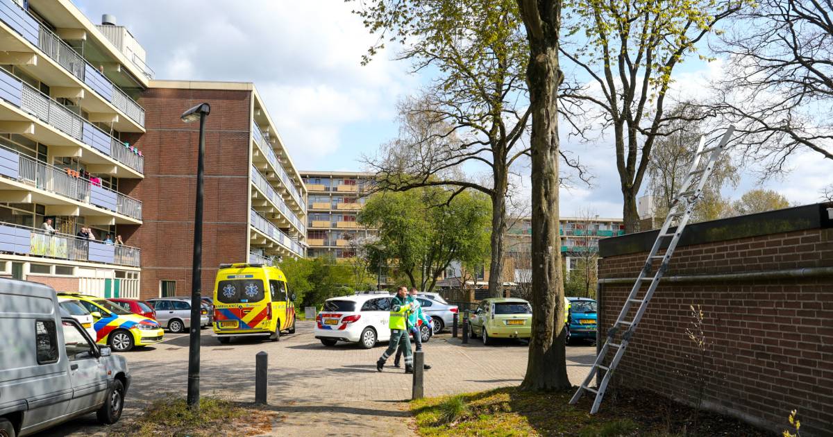 Man uit Apeldoorn raakt ernstig gewond na val van dak, traumahelikopter landt naast de A50.