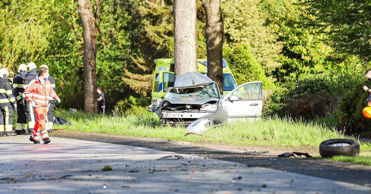 Dode bij ongeval in Friese Siegerswoude, vrouw uit Zwolle (21) zwaargewond uit wrak gehaald