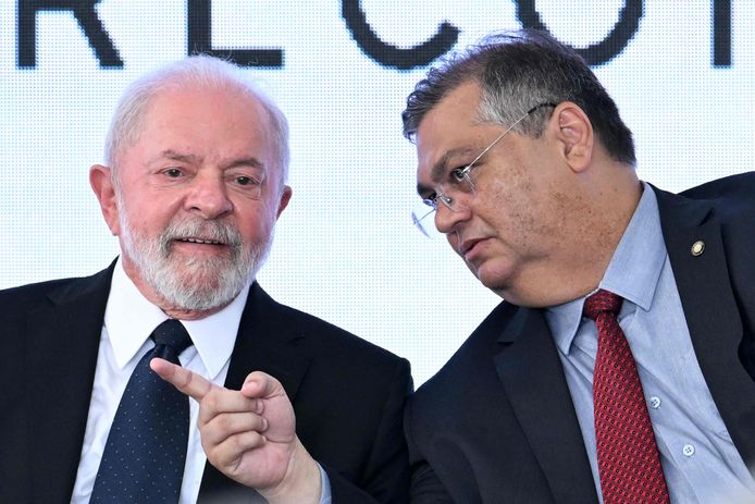 De Braziliaanse president Luiz Inacio Lula da Silva en zijn minister van Justitie Flavio Dino (rechts).