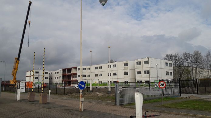 Huisvesting voor arbeidsmigranten nog in aanbouw op het voormalige Philips-terrein in Terneuzen, eerder dit jaar.