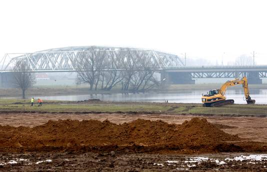 Werkzaamheden aan de Hondsbroeksche Pleij bij Westervoort. Alle maatregelen in de Pleij zijn er om te zorgen dat de rivier bij hoog water zonder gevaar voor de omgeving kan overstromen.