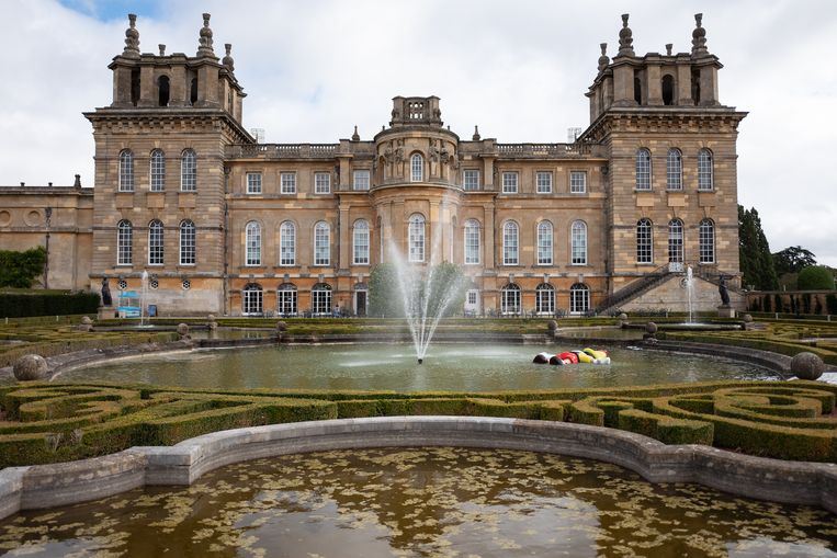 Blenheim Palace, waar de tentoonstelling met de gouden wc wordt gehouden. In de vijver drijft een reusachtige verdrinkende Pinokkio, onderdeel van de tentoonstelling.  Beeld Getty Images