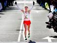 Nienke Brinkman juicht nadat ze in de marathon van Rotterdam een nieuw Nederlands record heeft gelopen.