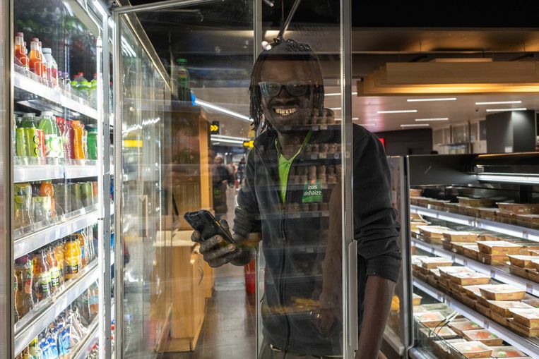 Kane (44) is responsible in the Delhaize at Brussels Airport Image ID/ Jef Van den Bossche