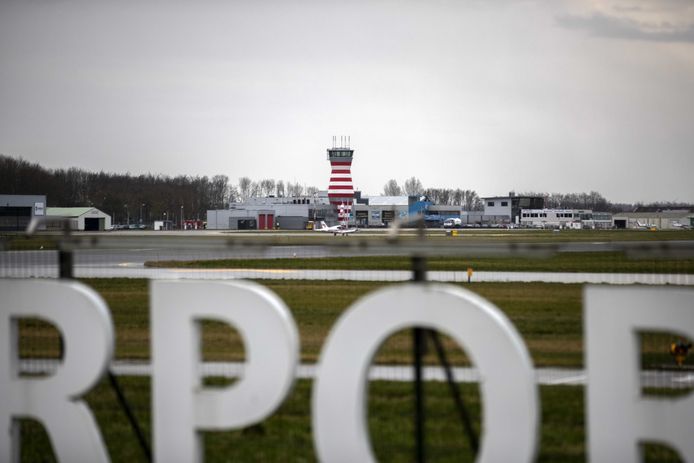 Lelystad Airport met op de achtergrond de nieuwe verkeerstoren.