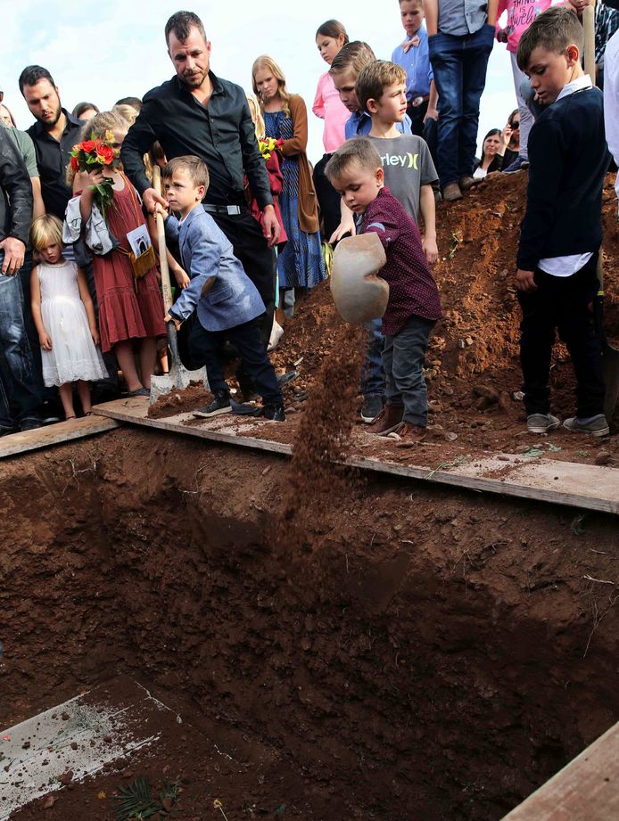 Kinderen graven graf van eigen moeder.