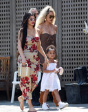 Zussen Kylie Jenner (en haar dochtertje Stormi) en Khloe Kardashian werden wel gespot in Italië.