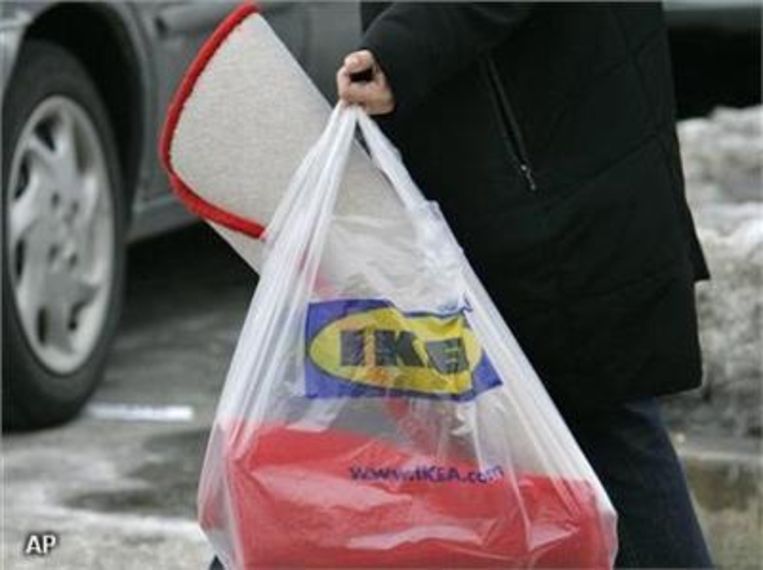 ikea haalt donzen dekbedden en kussens uit rekken de morgen