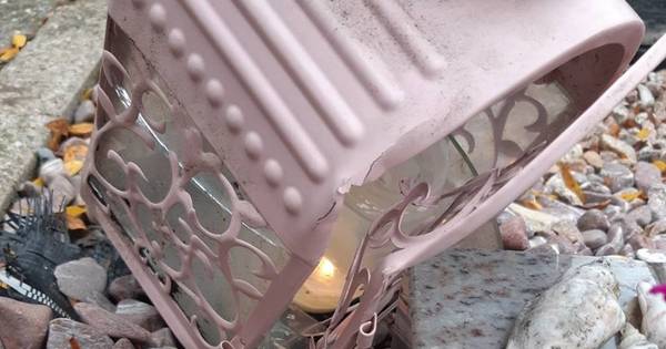 Knuffels weggenomen van kindergraf en lantaarn vernield op begraafplaats Hedel - BD.nl