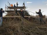 Opbouw van het paasvuur in Espelo in volle gang